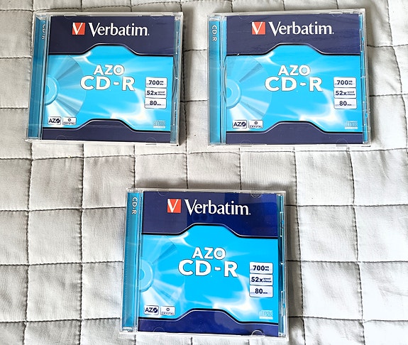 Kolme tyhjää , uutta CD levyä