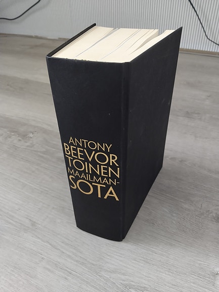 Antony Beevor: Toinen maailmansota - kovakantinen kirja