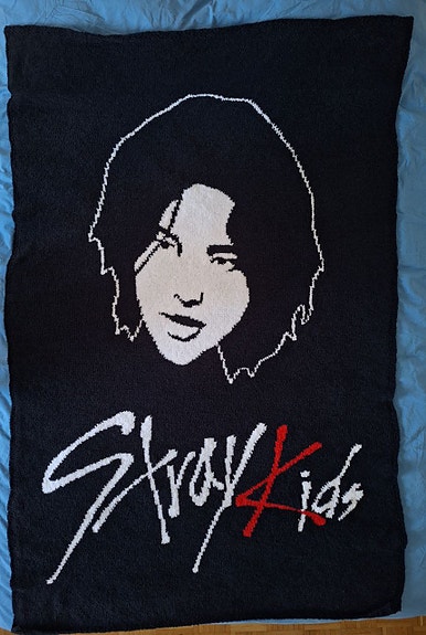 Käsin neulottu muhkea torkkupeitto. Hjunjin, Stray Kids