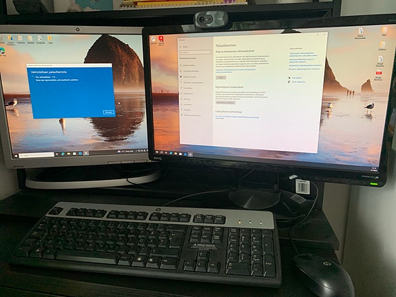 HP EliteDesk + 2 näyttöä, Logitech-kamera, Koss-kuulokkeet, näppäimistö, hiir