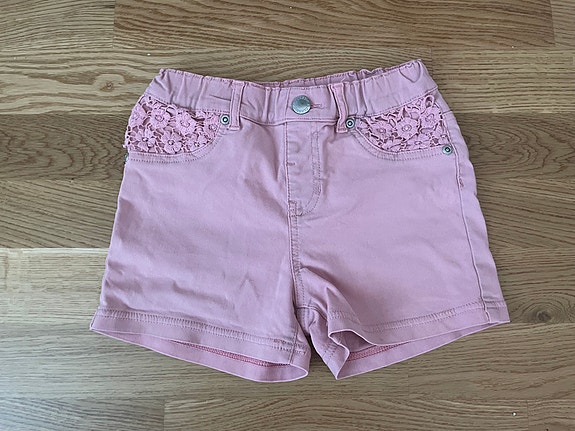 Pinkit shortsit koristeilla