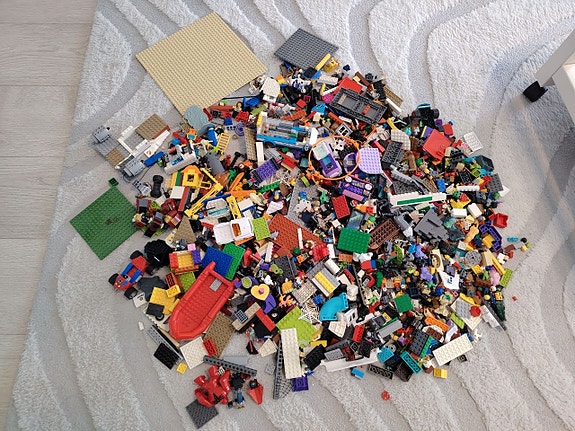 Iso laatikko LEGO-palikoita