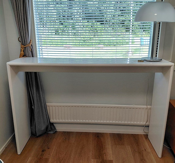 BoConcept valkoinen baaripöytä / konsolipöytä
