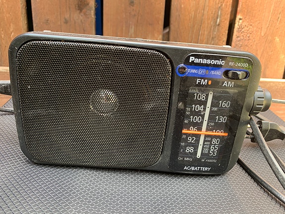 Uudenveroinen Kannettava Panasonic RF-2400D -radio
