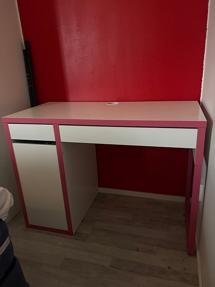 Pinkki työpöytä koululaiselle