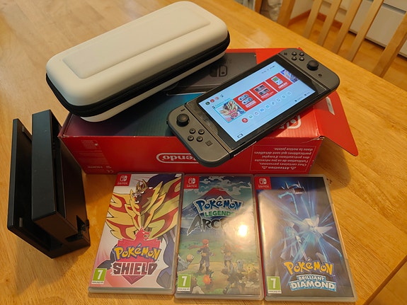 Nintendo Switch ja 3 Pokemon peli