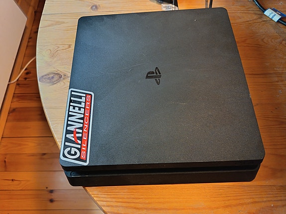PlayStation 4 pelikonsoli ja useita PS4-pelejä + TV.