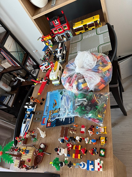 Erilaisia LEGO City kaupunki settejä myynnissä