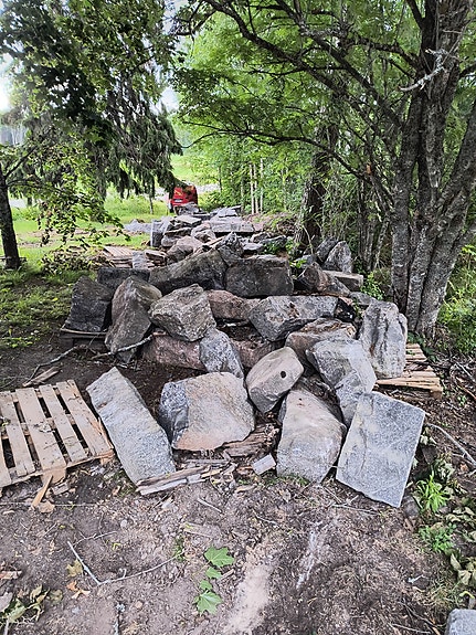 Kiilakiviä/ vanhan talon perustukiviä