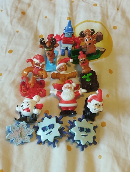 12 kpl Kinder jouluisia pikkuleluja