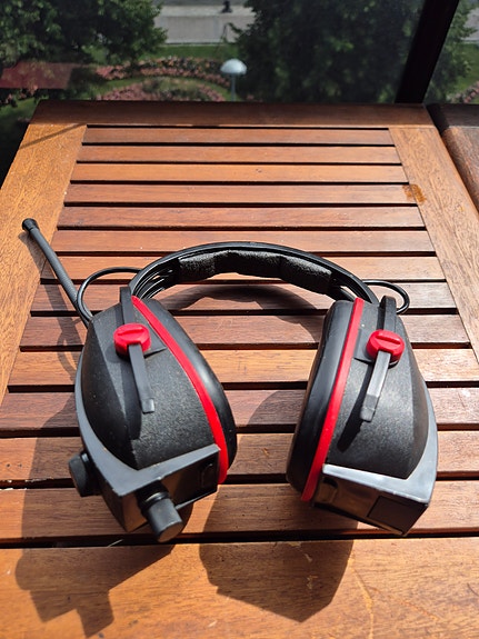 Bilsom kuulosuojat FM stereo radiolla.