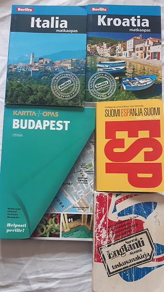 Budapest kartta-opas, Italia ja Krotia matkaoppaat ja Suomi–Espanja sanakirja