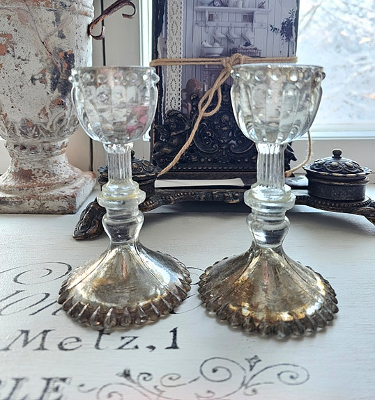 Köyhänmiehen hopeiset kynttilänjalat