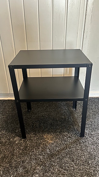 Ikean KNARREVIK Yöpöytä