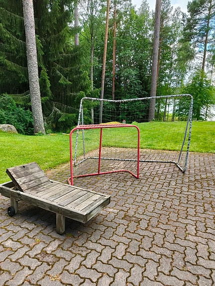 Lasten aurinkotuoli ja kaksi palloilumaalia