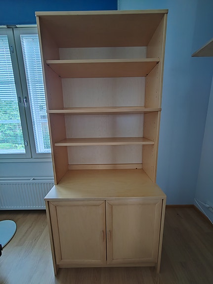 Kirjahylly alakaapilla (vaalea puun sävy)