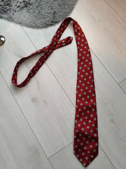 Rossini solmio punainen pilkullinen