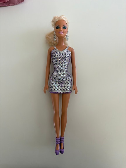 Barbie nukke mekolla ja korkokengillä