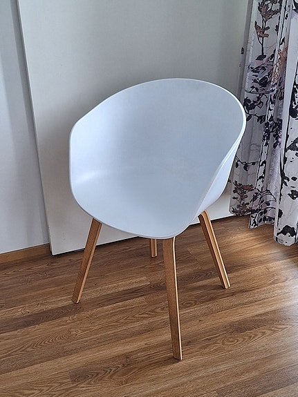 Hay About A chair (1 tai useampia)