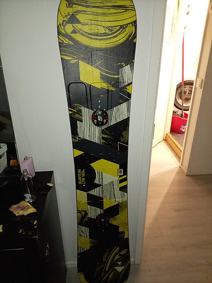 Burton lumilauta musta keltainen