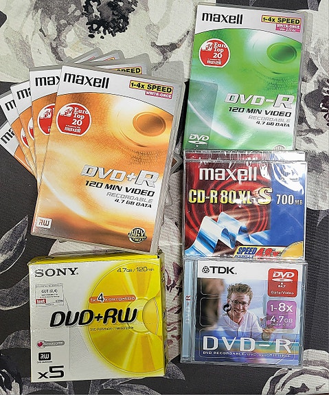 Maxell Sony TDK DVD- ja CD-levyjä pakettina