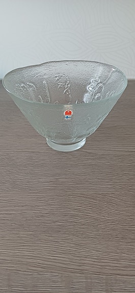 Humppilan lasikulho Heiniä kainalossa