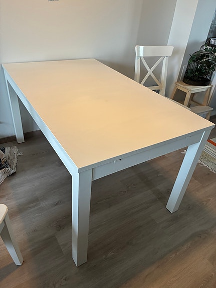 IKEA valkoinen ruokapöytä ja 4 tuolia