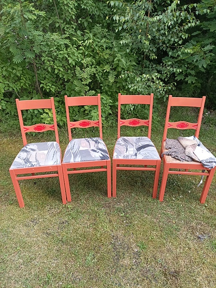 4 kpl vanhoja puisia keittiön tuoleja