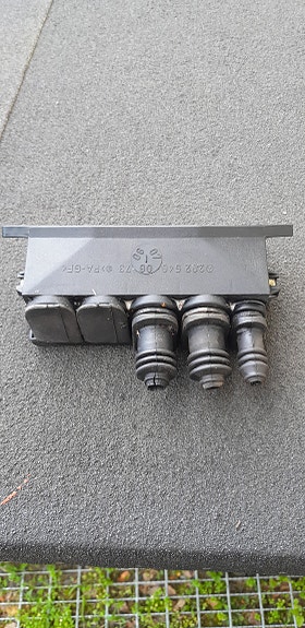 Mercedes-Benz W202 95 vänkärin jalkatilan tulipellin kytkentärasia.