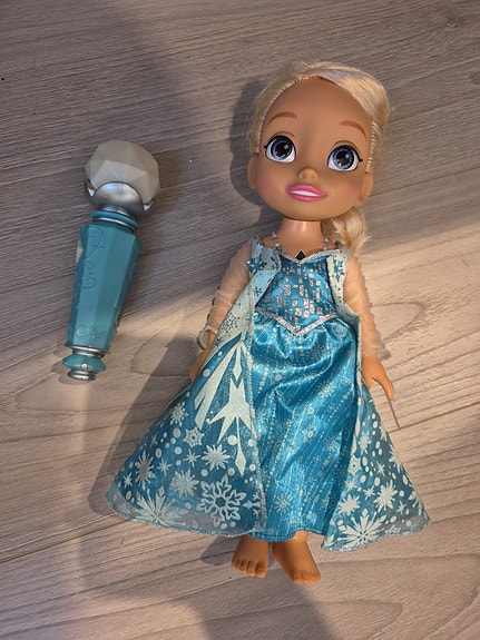 Disney Frozen Elsa -nukke ja mikrofoni