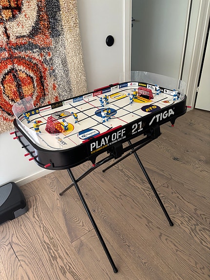 Stiga Play Off 21 (Peter Forsberg Edition) -jääkiekkopeli ja jalusta