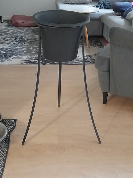 Metallinen korkea kukkateline ruukulla