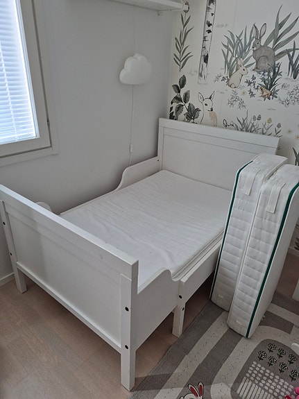 IKEA valkoinen Sundvik jatkettava sänky patjalla + jatkopaloilla