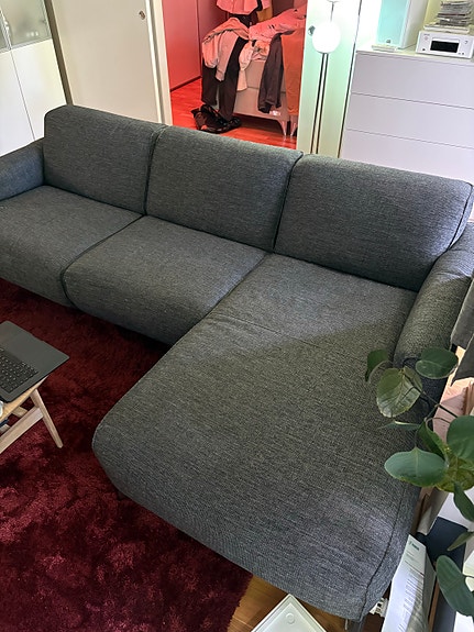 Laadukas sohva divaanilla.