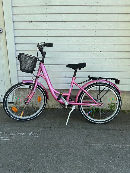 Siisti Raleigh 20” tyttöjen pyörä korilla ja varusteilla – valmis ajoon!