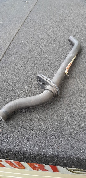 Mercedes-Benz W202 C-180 95 vesipumpun ja lämpöventtiilin välinen letku.