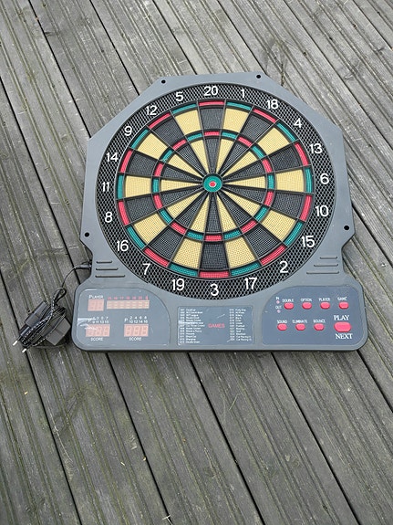 Sähköinen darts-taulu pistelaskurilla