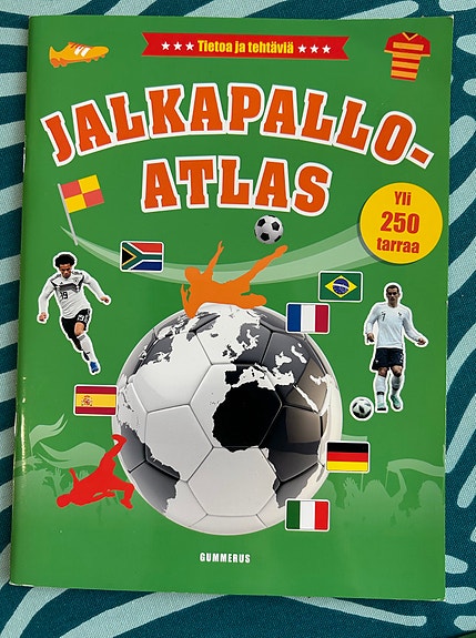 Jalkapalloaiheinen kirja ja pelit lapsille