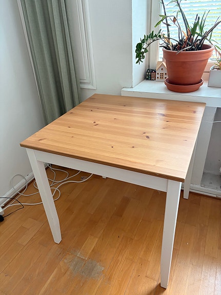 Pieni ruokapöytä Ikea