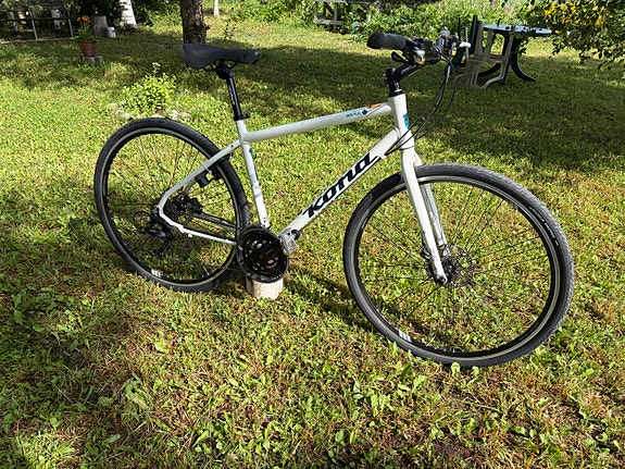 KONA Dew Plus Hybridi uusilla Deore osilla