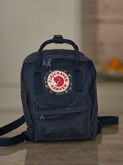 Fjällräven Kånken Mini – uniikki kirjailu