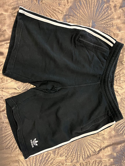 Miesten Adidas collegeshortsit