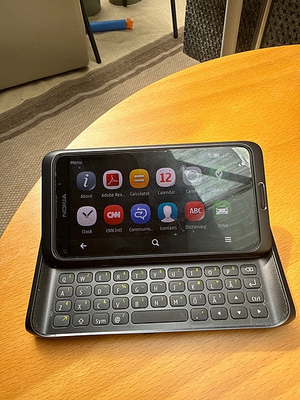 Nokia E7 – Klassinen QWERTY-liukupuhelin