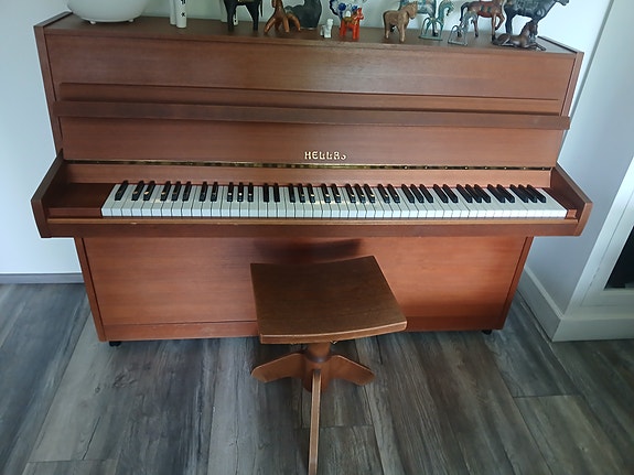 Hellas pystypiano jakkaralla