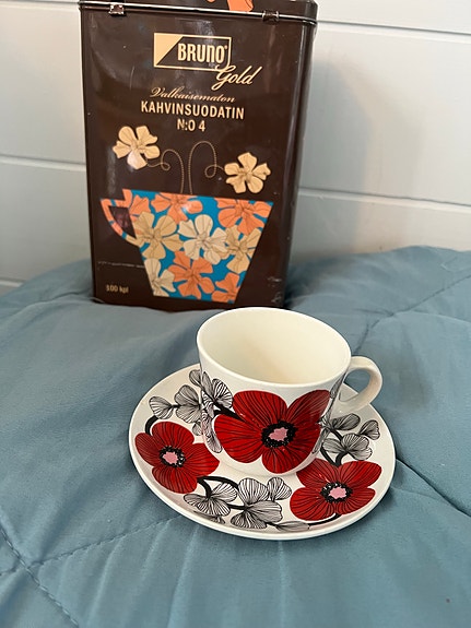 Arabia Isokukka kahvikuppi ja aluslautanen, Esteri Tomula