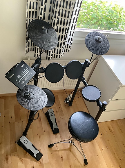 Yamaha DTX402K sähkörummut