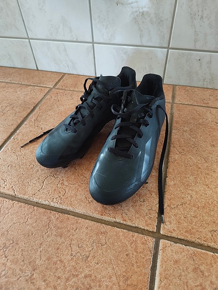 Adidas jalkapallokengät koko 42 musta