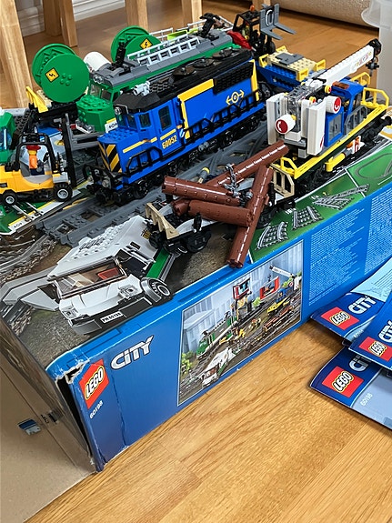 LEGO City tavarajuna junarata ja ajoneuvot