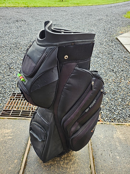 Golfmailasetti ja bägi