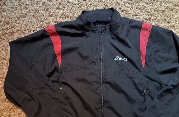 Miesten Asics kaatosadetta pitävä ohut takki,  koko XL-2XL